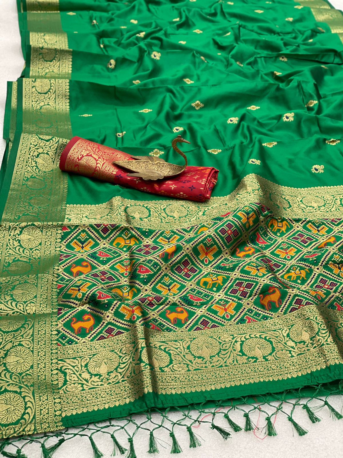 heavy-banarasi-patola-pattern-saree-disami-trends